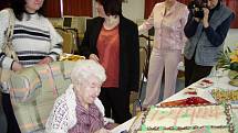 Usměvavé babičce Cupalové udělal radost velký dort ve tvaru knihy, který pro ni připravily kuchařky v domově důchodců.  