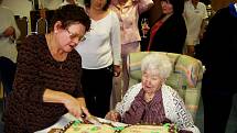 Usměvavé babičce Cupalové udělal radost velký dort ve tvaru knihy, který pro ni připravily kuchařky v domově důchodců.  