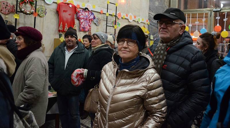 Akce Česko zpívá koledy ve vstupní hale náchodské knihovny