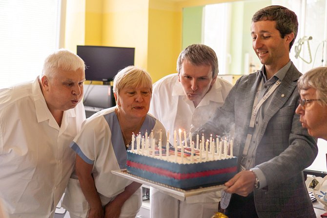 Oslava kulatých narozenin náchodské dialýzy byla příležitostí k slavnostnímu setkání celého týmu i s vedením nemocnice. Ředitel Jan Mach překvapil personál tematicky zpracovaným dortem.