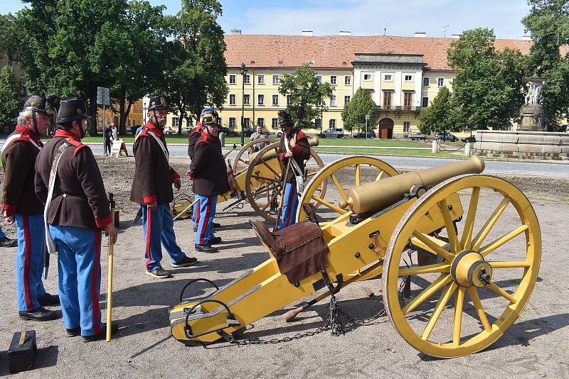 Díky dlouho očekávané akci Oživlý Josefov se pevnostnímu městu vrátila slavná vojenská minulost, kterou ochutnaly stovky návštěvníků. 