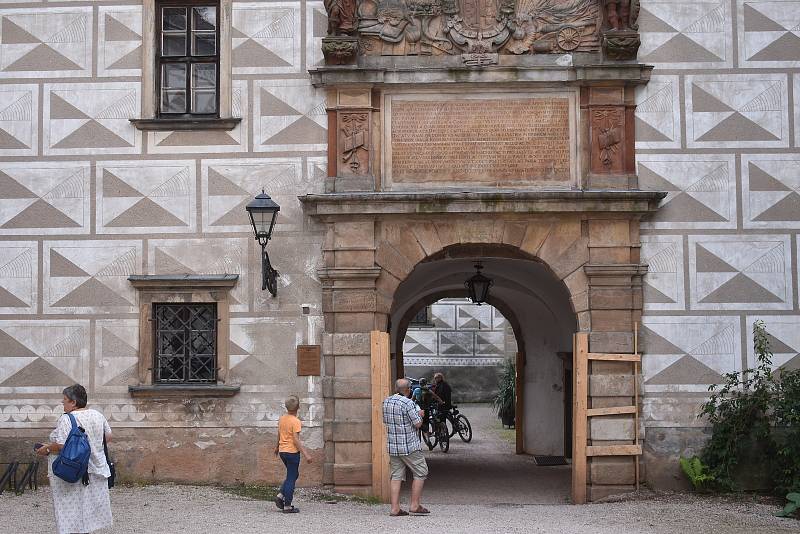 Na zámku byl otevřen prohlídkový okruh, na němž se návštěvníci seznámí s historií posledních šlechtických majitelů – rodu Schaumburg-Lippe.V celkem čtrnácti místnostech poodhalí tajemství životních osudů jednoho z nejvýznamnějšího, byť často opomíjeného š