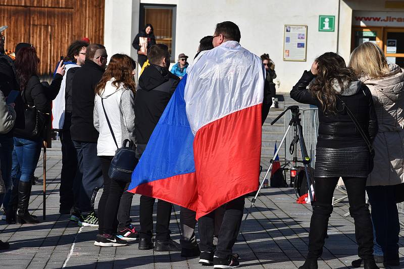 Na hronovském náměstí lidé protestovali proti vládním opatřením okolo koronavirové situace.  Hlavní slovo měl občanský aktivista David Tesař, který vybízel ke změně strachu a nepřátelství na prosperitu a radost. Výzvu k nasazení roušek takřka nikdo neresp