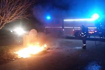 První zásah roku 2021 si zapsali profesionální hasiči z Dobrušky a JSDH Trnov, když vyjeli v 01:11 hod. k ohlášenému požáru plastového kontejneru na papír v Trnově, části Záhornice.