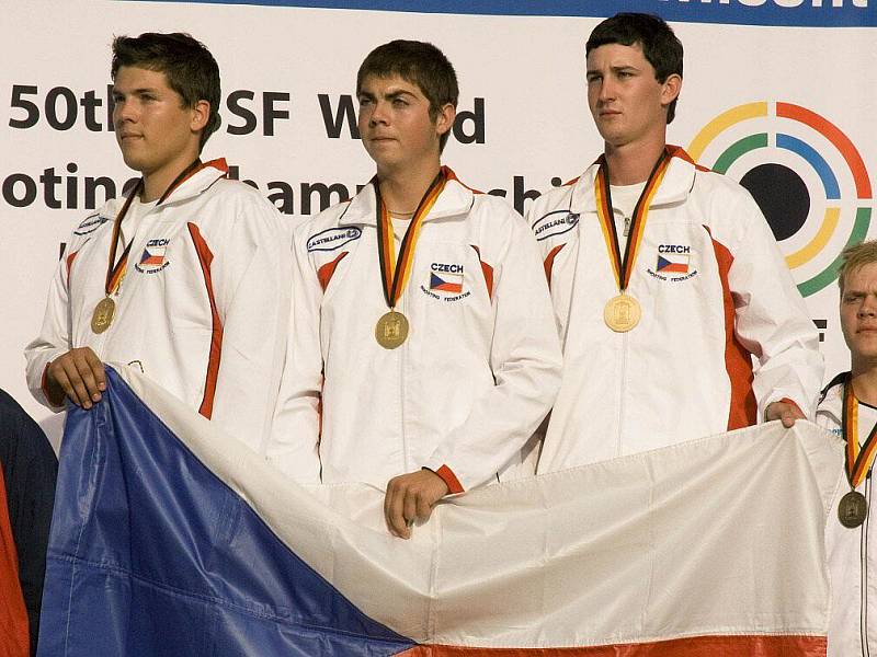 Juniorský titul mistrů světa letos patří díky trojici Jakub Tomeček, Miloš Slavíček a Jakub Novota (vpravo) týmu Česka.  