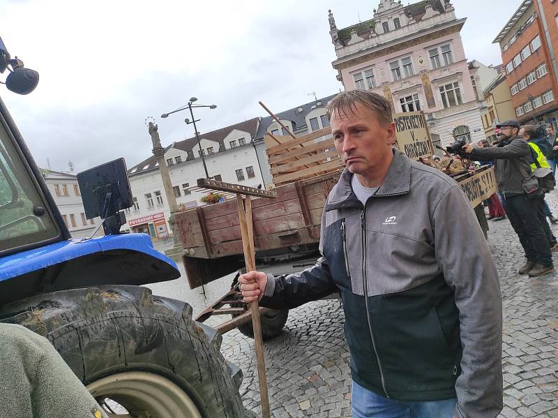 „Výstavka je putovní a vlci nám ji stále doplňují,“ řekl při demonstrativním průjezdu Náchodem chovatel Jan Ševc. Pokud vláda nepomůže, chtějí farmáři z Broumovska přivézt mrtvá zvířata až před úřad vlády