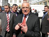 Obklopeni ochrankou procházeli Václav Klaus se svou chotí Livií náměstím od radnice směrem k Beránku.