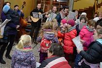 Akce Česko zpívá koledy ve vstupní hale náchodské knihovny