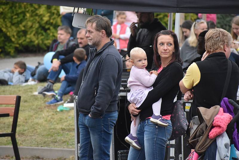 Bezmála dva tisíce lidí včera odpoledne zavítalo do areálu Oblastní nemocnice Náchod, který se na pár hodin proměnil v místo zábavy, zdravotní výchovy a prevence. Foto: Deník/Jiří Řezník