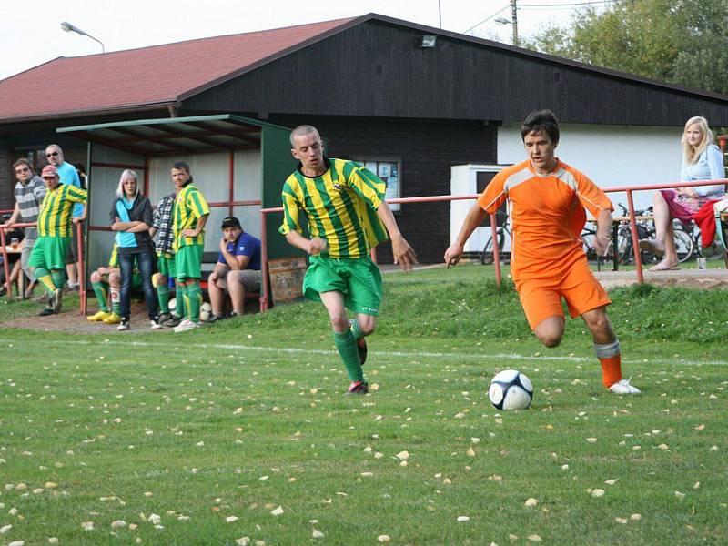 Fotbalistům Zábrodí (u míče) stačila na vítězství s Martínkovicemi pouze jediná branka.   