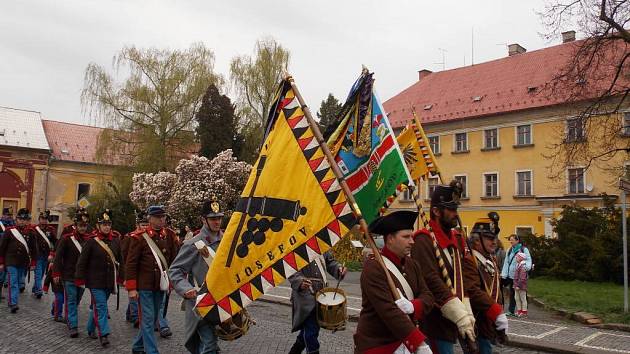 HISTORICKÉ JEDNOTKY zahájily sezonu v pevnostním městě. 