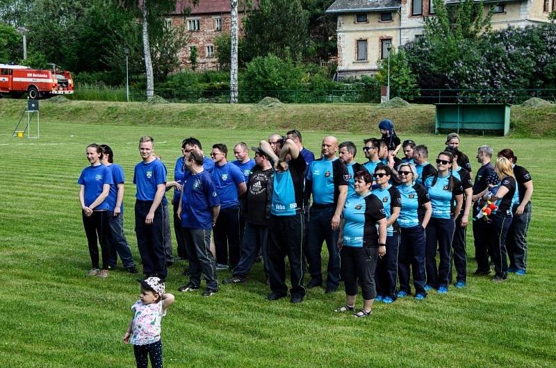 Na zeleném trávníků se odehrála tradiční hasičská soutěž v požárním sportu.