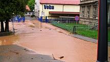 Kalná voda zaplavila komunikace v Olivětíně a Velké Vsi.