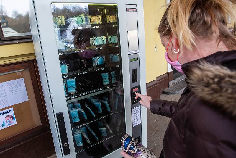 Automat na roušky zprovoznily v Náchodě u městského úřadu. Takzvaný rouškomat  je v permanenci.