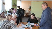 Ve 14 hodin se otevřely volební místnosti i v Broumově, např. v okrsku č. 9 v Domově důchodců.