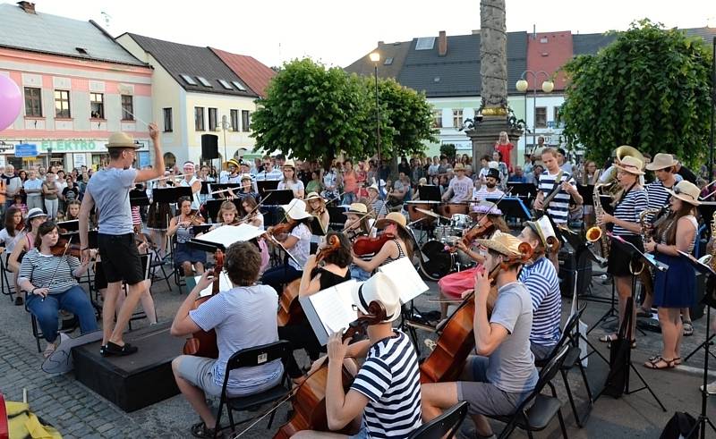 Muzikanti hráli s energií, nadšením a pro dobrou věc.