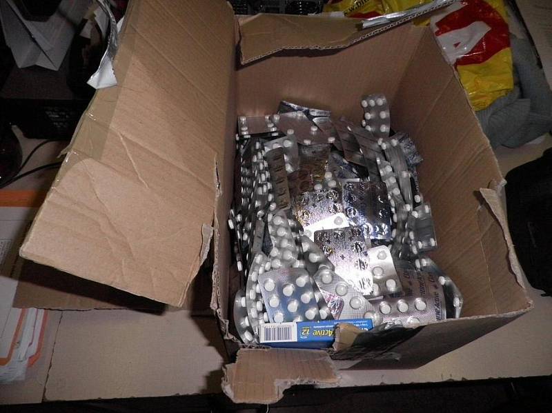V porouchaném BMW na Náchodsku celníci našli téměř tři tisíce tablet léku obsahujícího pseudoefedrin, látku, kterou výrobci drog zneužívají k produkci pervitinu.