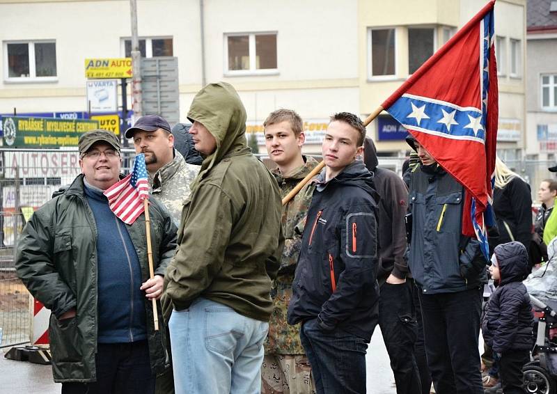 Průjezd konvoje americké armády Náchodem.