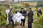 SOCHA KUKSKÉ BOHYNĚ VÍNA byla v pátek slavnostně odhalena v Kuksu na vinohradu Stanislava Rudolfského. Skulptura zachycuje ženu v rotačním pohybu s kmenem révy a s hroznem nad hlavou, k němuž vzhlíží. Autorem díla je sochař Petr Novák z Jaroměře.