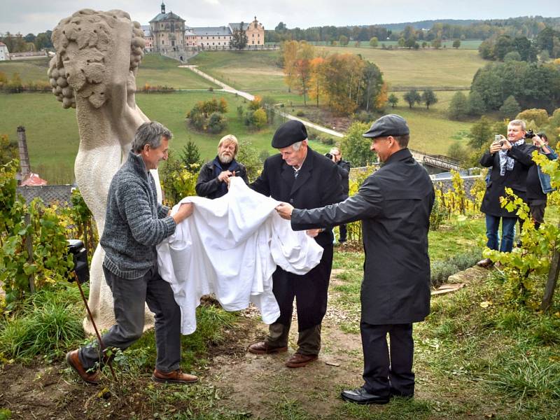 SOCHA KUKSKÉ BOHYNĚ VÍNA byla v pátek slavnostně odhalena v Kuksu na vinohradu Stanislava Rudolfského. Skulptura zachycuje ženu v rotačním pohybu s kmenem révy a s hroznem nad hlavou, k němuž vzhlíží. Autorem díla je sochař Petr Novák z Jaroměře.