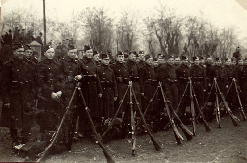Vojáci s puškami během nástupu. Vojáci pěšího pluku 48 Jugoslávie v novoměstských kasárnách (1938).