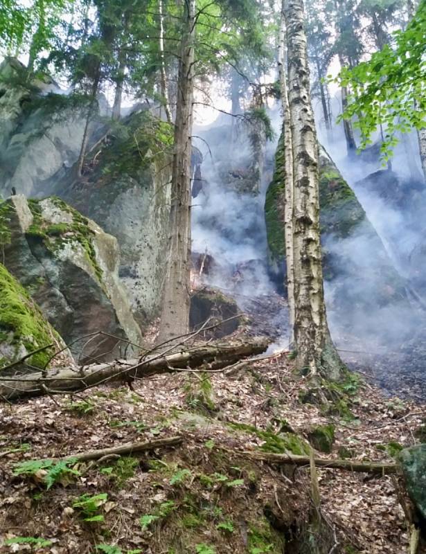 U Božanova poblíž Broumova hoří les, zasahuje zde i vrtulník