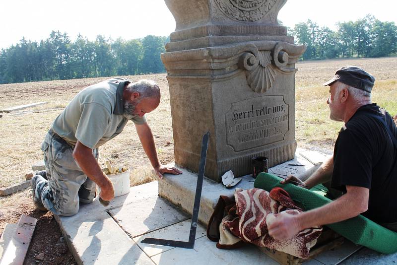 Přestěhovaný křížek prošel procesem očisty a impregnace. Pak už došlo na zvýraznění nápisu černou barvou.