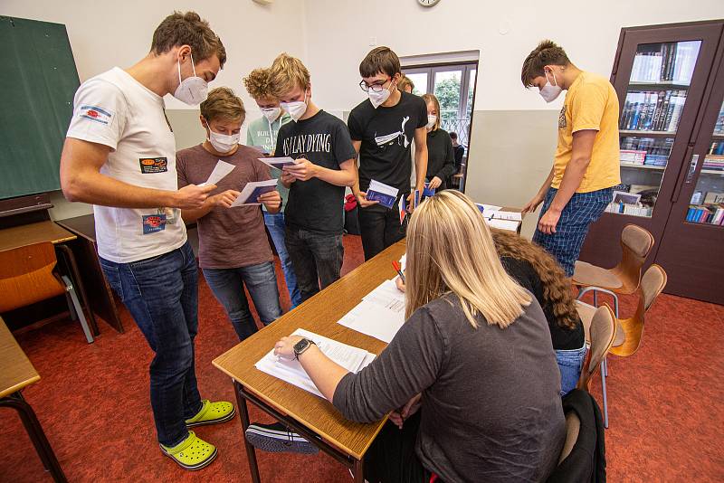 V Královéhradeckém kraji se do voleb „nanečisto“ zapojilo 2319 studentů z 19 středních škol (9 gymnázií, 8 středních odborných škol a 2 odborná učiliště).