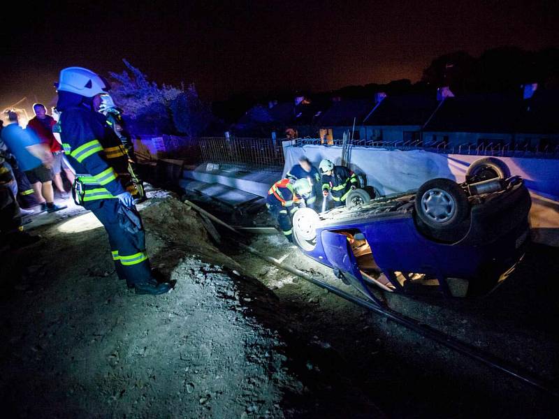 Řidiči dvou aut si údajně chtěli zpestřit sobotní večer divokou projížďkou nad kaňonem rozestavěné silnice, avšak jeden z nich se lekl, dal obrácený chod a po několika desítkách metrů skončil na střeše ve výkopu budované opěrné zdi.