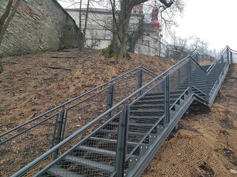 Nejslavnějším českým pralesem je Boubín. Ale ještě do nedávna mu zdatně konkurovalo návrší kolem zámku v Náchodě. V džungli, která oblíbený zámek, kde se snoubí baroko s renesancí, obklopovala, by člověk horko těžko hledal nejen školku pro „pláňky a jader