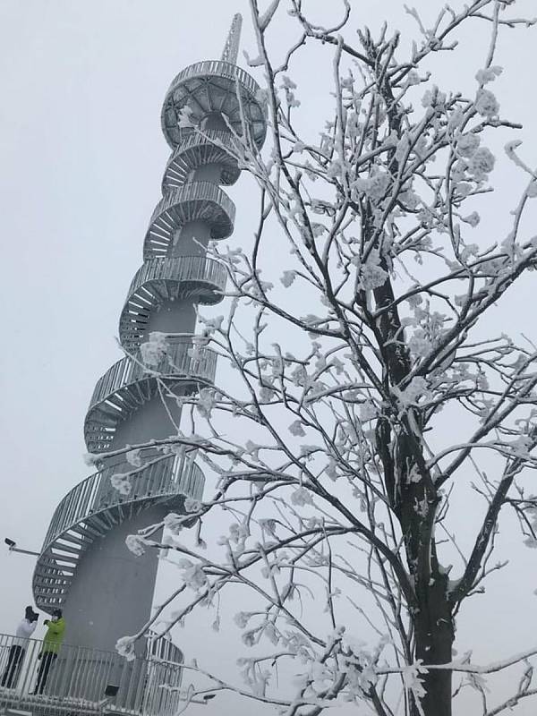 Krásné fotografie z víkendových zimních radovánek poslala do redakce Karolína Žďárská z Náchoda. S rodinou a kamarády si užívali sněhu nejen při bobování, ale i během výletu na rozhlednu na vrchu Šibeniku u Nového Hrádku.