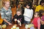 Knihovna v Červeném Kostelci pořádala pro školáky „Klubáč“. Knihovnice jim vysvětlila, jak opravuje knihy. 