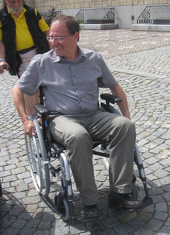 Jízdu na vozíku si vyzkoušel i místostarosta Tomáš Šubert.