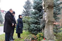 Položením květin, zapálením svíček a tichou vzpomínkou uctili starosta města Náchod Jan Birke a místostarostové Tomáš Šubert a Drahomíra Benešová památku událostí 17. listopadu 1989.