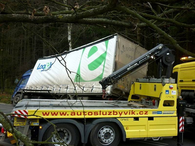 NEHODA NÁKLADNÍHO AUTOMOBILU včera 27. listopadu ráno zablokovala hlavní tah z Náchoda na Nové Město nad Metují. 