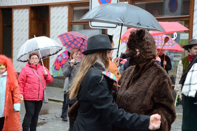 Masopust, který v centru Náchoda slavili čeští i polští sousedé, sice skrápěl déšť, přesto se příchozí dobře bavili.