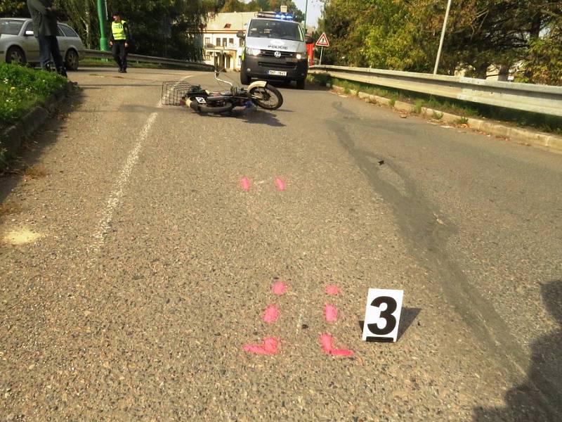 Řidič nákladního vozidla zřejmě nedal přednost motocyklistce na Babetě a vjel na kruhový objezd v době, kdy jej 67letá žena projížděla.Ta se sice vyhnula střetu s kamionem vzápětí ale přepadla z motocyklu na vozovku.