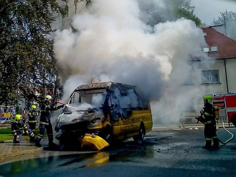 Hasiči nasadili vodní proudy a oheň se jim během krátké doby podařilo uhasit. Přesto došlo k úplnému zničení autobusu a celková vzniklá škoda přesáhne částku milion korun.