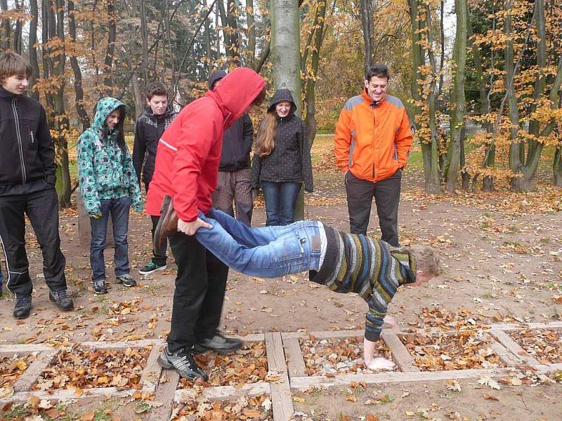 Na nášlapné pocitové stezce mohou studenti zapojit své smysly při poznávání různých přírodních materiálů.