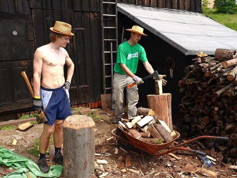 MLADÍ LIDÉ pracují u lidí, kteří to nejvíce potřebují, podílí se i na pomoci na obecním majetku. 