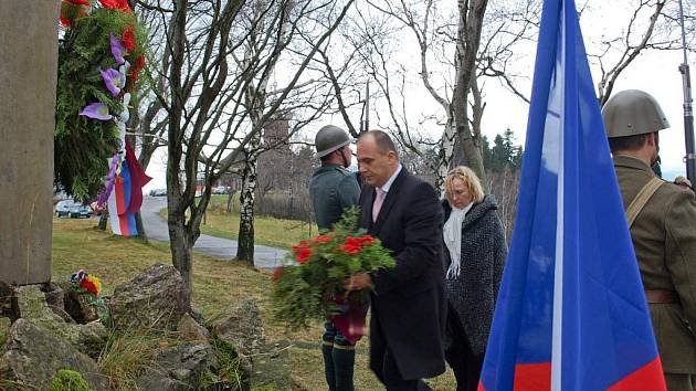 Pietní akcí na Dobrošově společně uctili v rámci Dne válečných veteránů památku obětí válečných konfliktů 