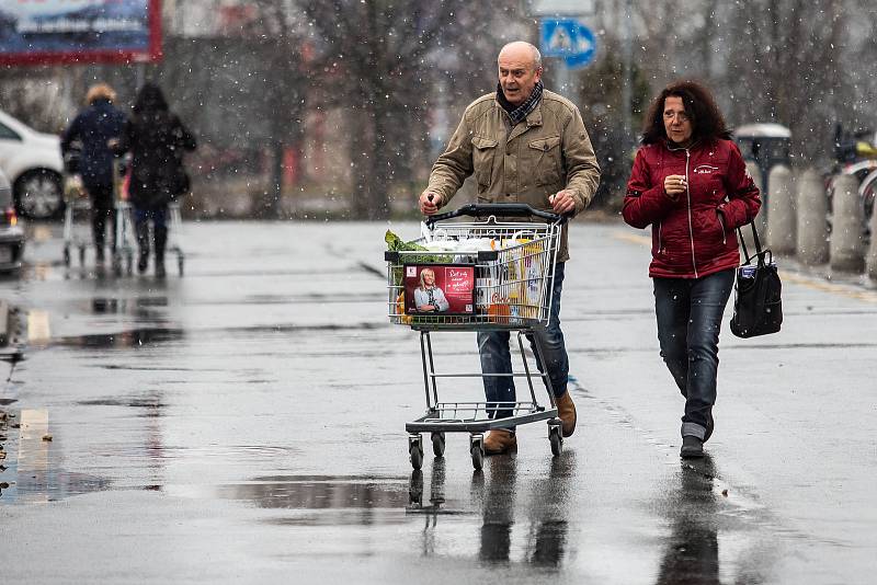 Nakupování v supermarketu.