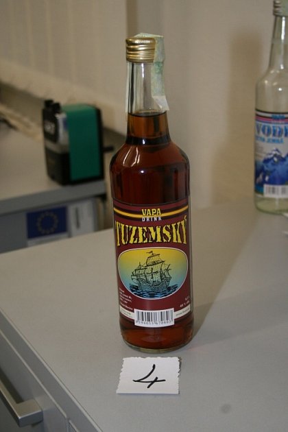 NEBEZPEČNÝ ALKOHOL - půllitrové lahve s 40% alkoholem s názvem „TUZEMSKÝ“ a  „VODKA  JEMNÁ“ od výrobce VAPA DRINK. 