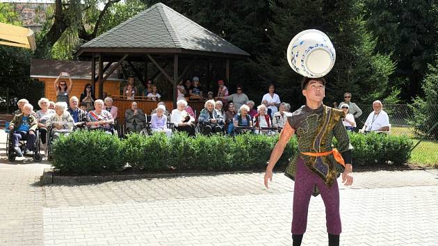 TANEČNÍCI Z TAIWANU se ve čtvrtek představili v Domově odpočinku ve stáří Justynka v Hronově. 