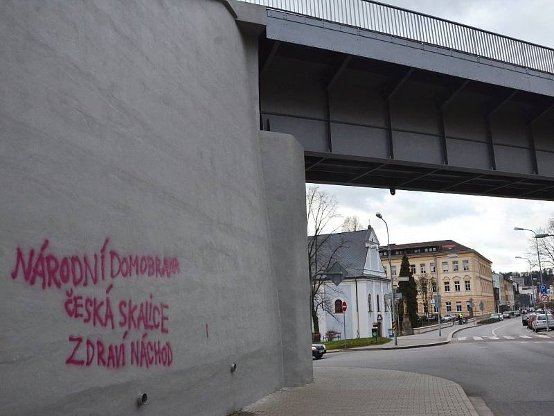 Sprejer poničil nedávno opravený železniční most nedaleko náchodského Jiráskova gymnázia.