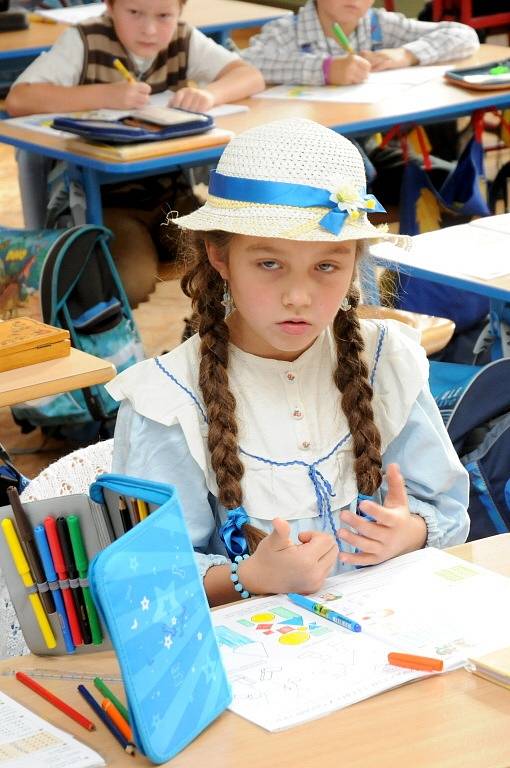 Školáci si vyzkoušeli, jak se sedělo s rukama za zády, správně hlásilo o slovo a vyzkoušeli si dokonce i tresty za neposlušnost. 