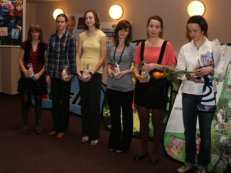 Oceněno bylo také v současnosti i extraligové družstvo žen SK Nové Město nad Metují. Část týmu si svou cenu převzala už v pátek, zbytek ji obdrží od organizátorů dodatečně. 