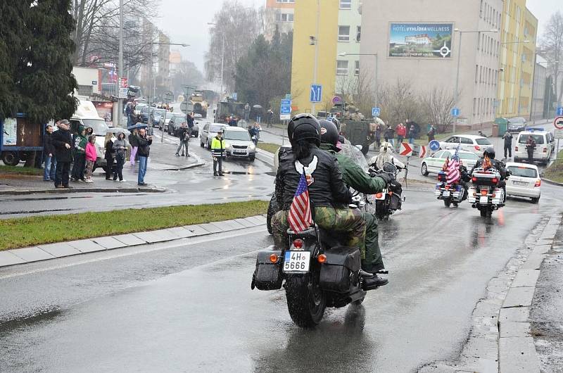 Průjezd konvoje americké armády Náchodem.