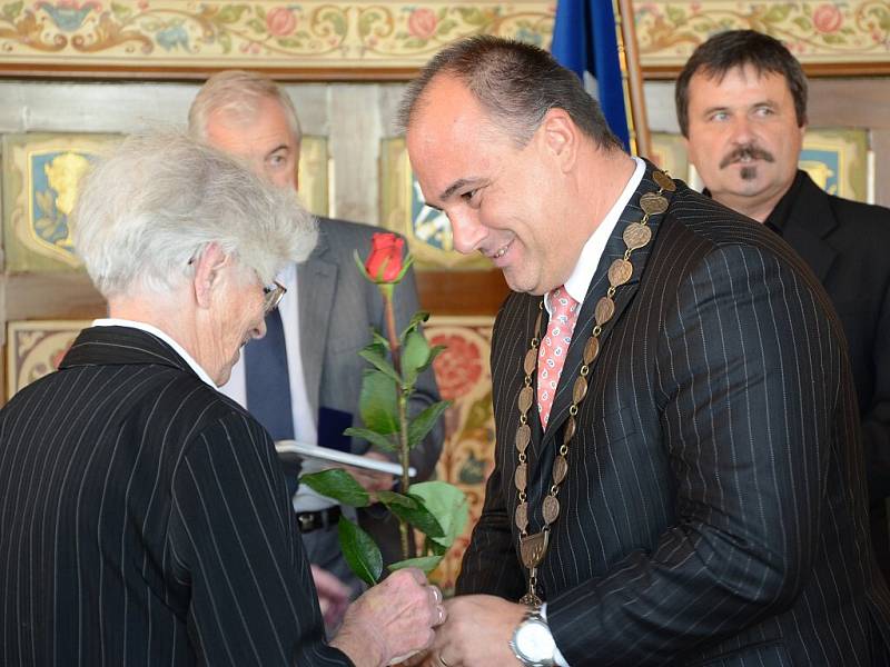 Setkání olympijských legend, nadějí a čestných hostů v obřadní síni náchodské radnice. 