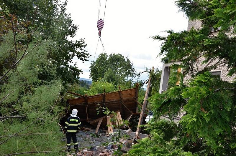 Dům manželů Menclových po páteční větrné smršti. V Bohuslavicích dopadl nejhůř.